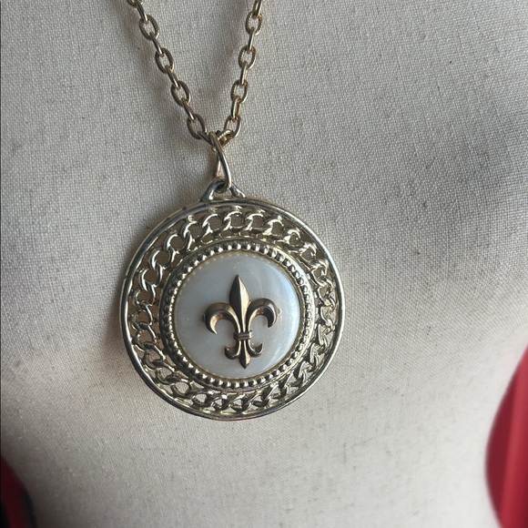 Vintage Fleur-de-Lis Pendant Necklace - Picture 5 of 5